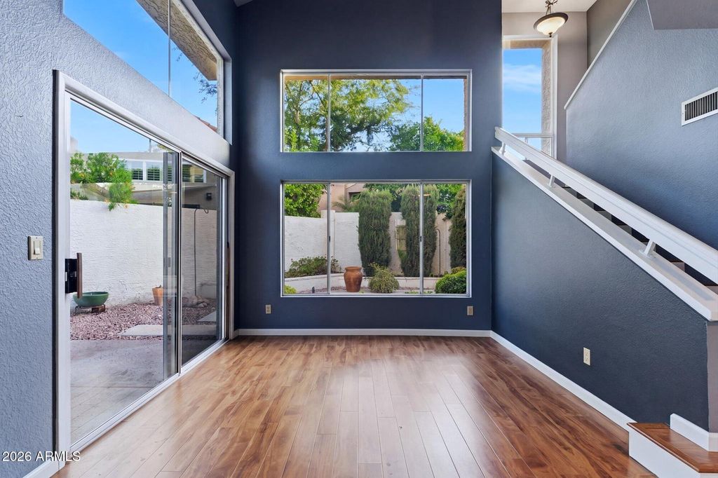 Image 10 of property listing at 4021 E LAUREL Lane NE, Phoenix, AZ 85028
