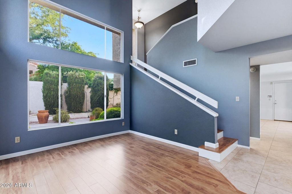 Image 11 of property listing at 4021 E LAUREL Lane NE, Phoenix, AZ 85028