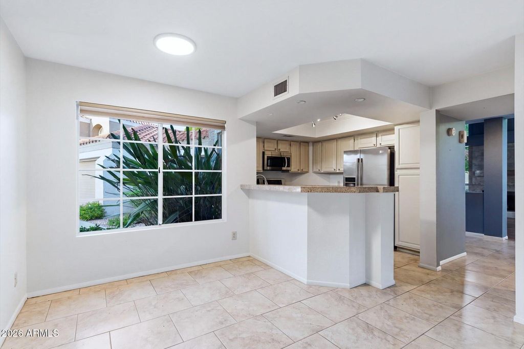 Image 13 of property listing at 4021 E LAUREL Lane NE, Phoenix, AZ 85028