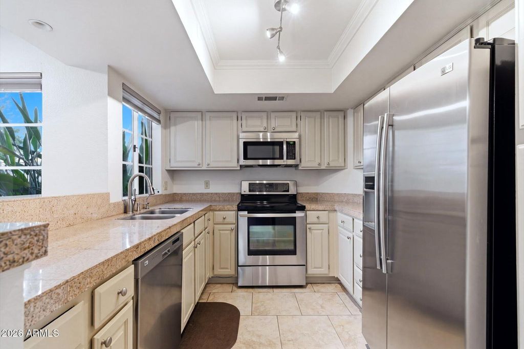 Image 14 of property listing at 4021 E LAUREL Lane NE, Phoenix, AZ 85028