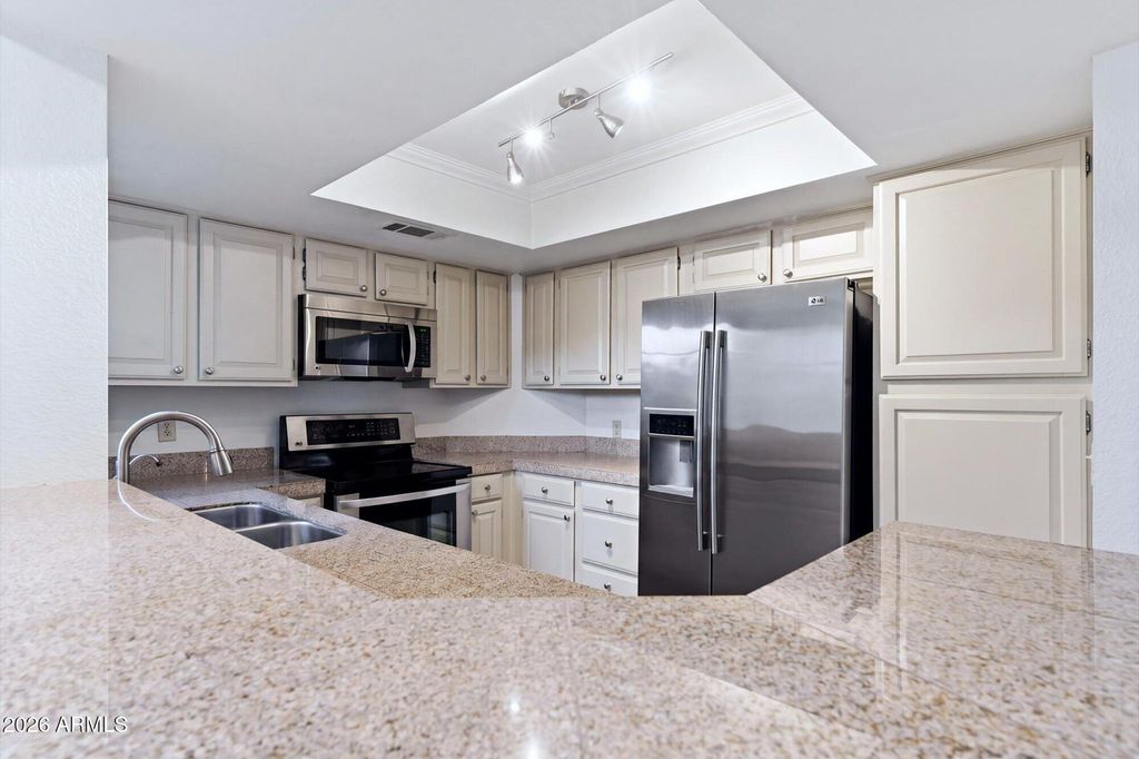 Image 15 of property listing at 4021 E LAUREL Lane NE, Phoenix, AZ 85028