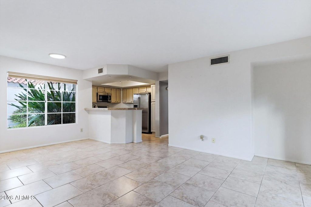 Image 16 of property listing at 4021 E LAUREL Lane NE, Phoenix, AZ 85028
