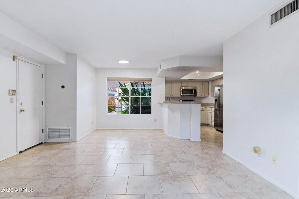 Image 17 of property listing at 4021 E LAUREL Lane NE, Phoenix, AZ 85028