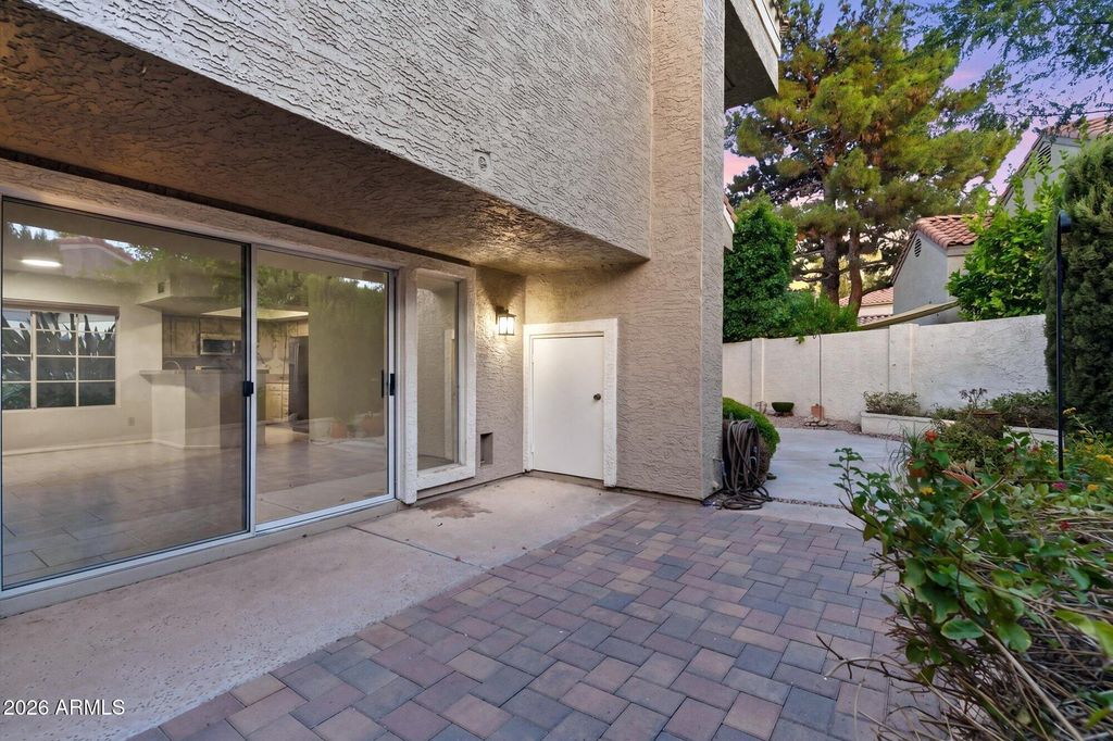 Image 18 of property listing at 4021 E LAUREL Lane NE, Phoenix, AZ 85028