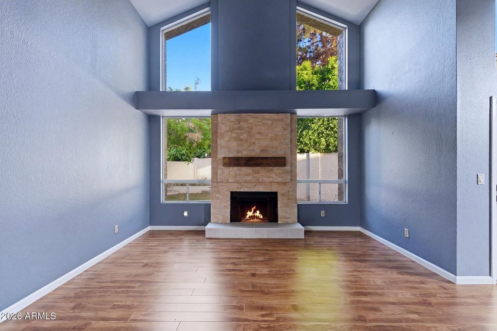 Image 2 of property listing at 4021 E LAUREL Lane NE, Phoenix, AZ 85028