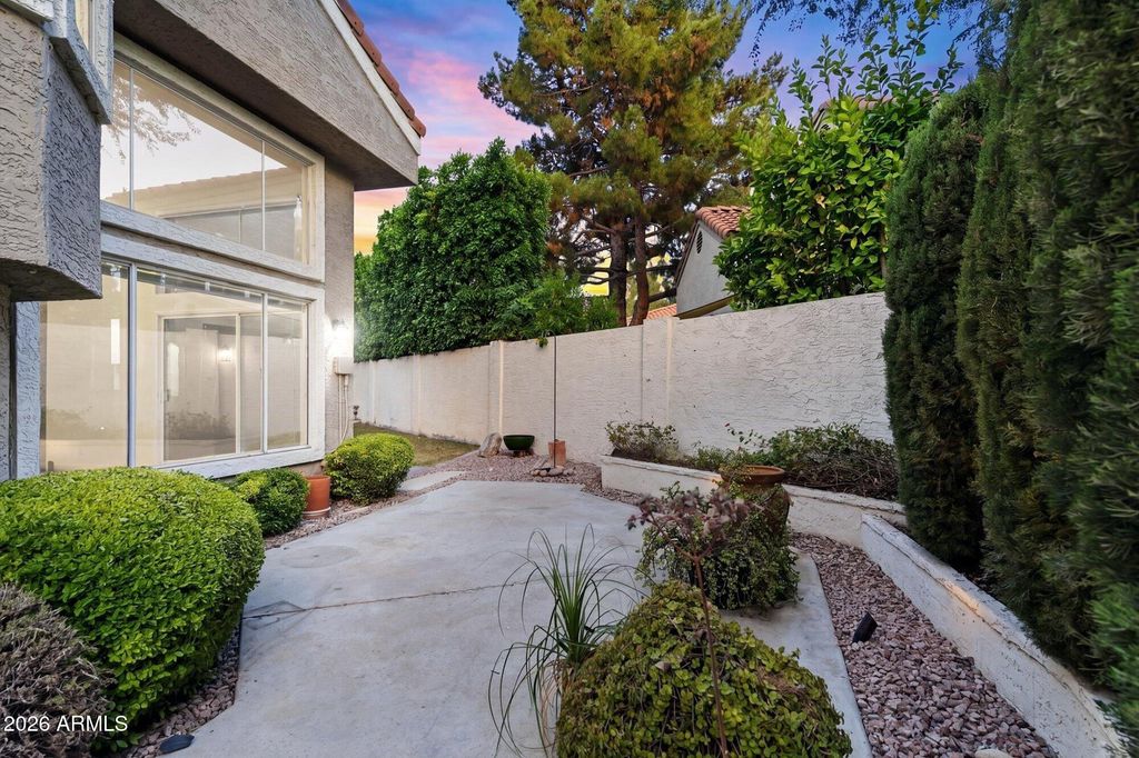 Image 3 of property listing at 4021 E LAUREL Lane NE, Phoenix, AZ 85028