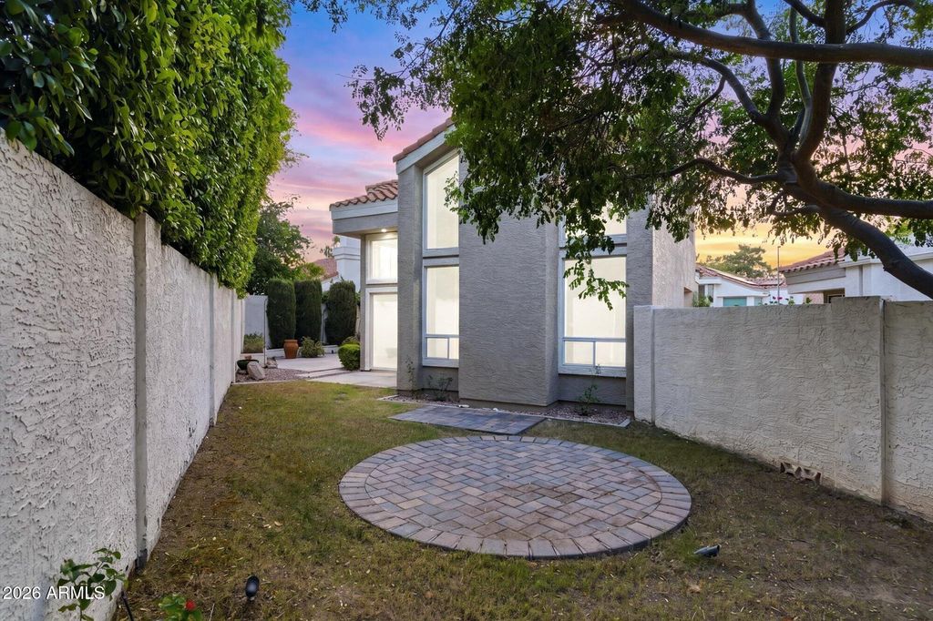 Image 33 of property listing at 4021 E LAUREL Lane NE, Phoenix, AZ 85028