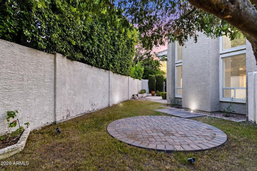Image 34 of property listing at 4021 E LAUREL Lane NE, Phoenix, AZ 85028