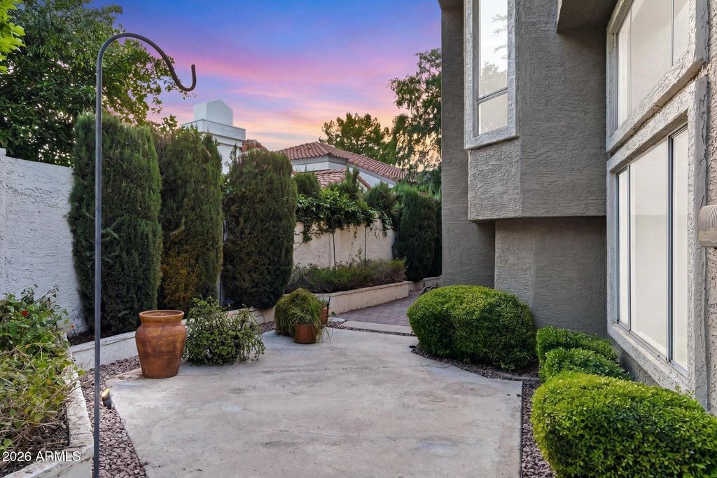 Image 35 of property listing at 4021 E LAUREL Lane NE, Phoenix, AZ 85028