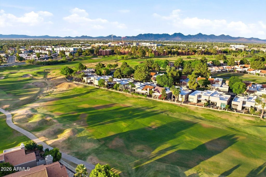 Image 5 of property listing at 4021 E LAUREL Lane NE, Phoenix, AZ 85028
