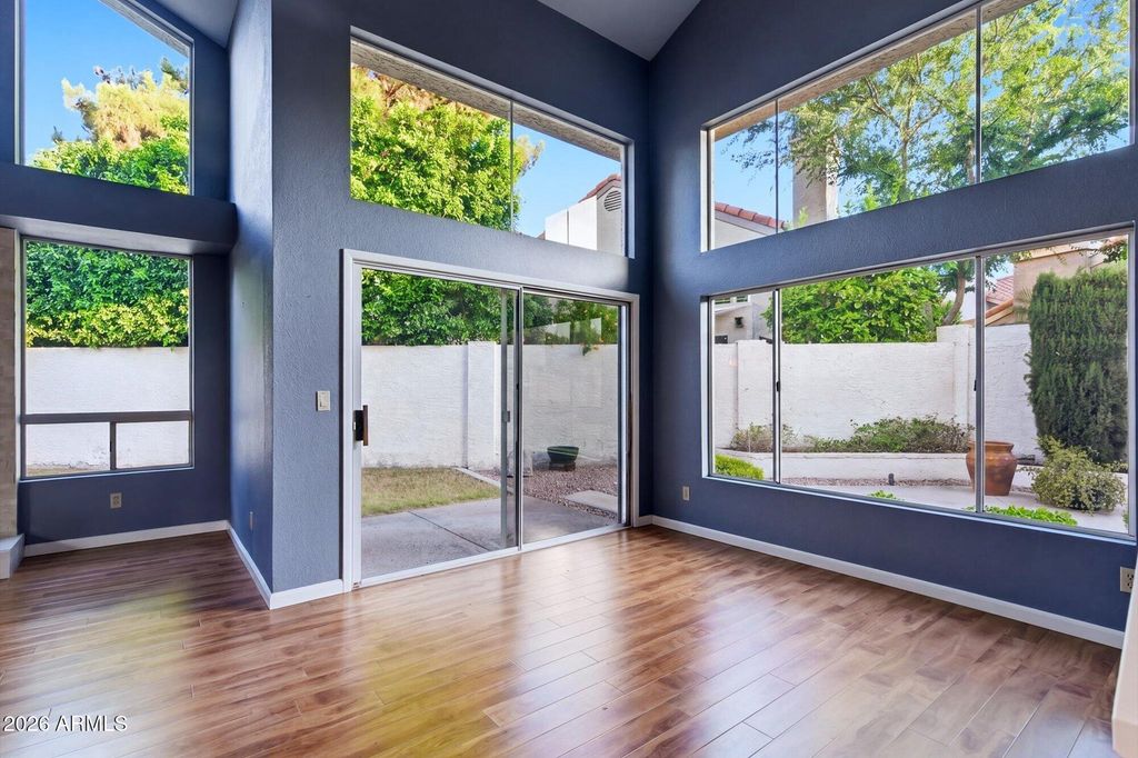 Image 9 of property listing at 4021 E LAUREL Lane NE, Phoenix, AZ 85028