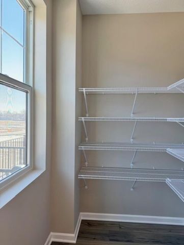 906 Woodlawn Avenue F, Saint Paul, MN 55116