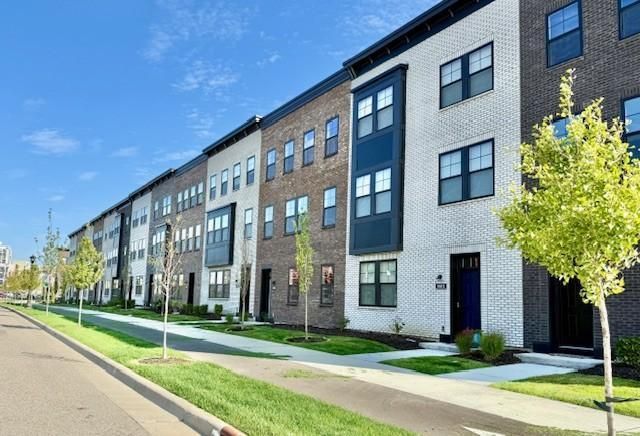 906 Woodlawn Avenue F, Saint Paul, MN 55116