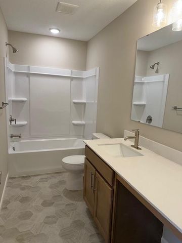 906 Woodlawn Avenue F, Saint Paul, MN 55116