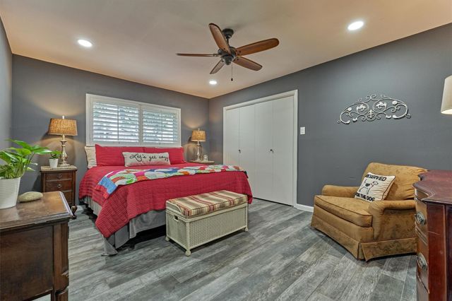 1 April Point Drive S, Montgomery, TX 77356