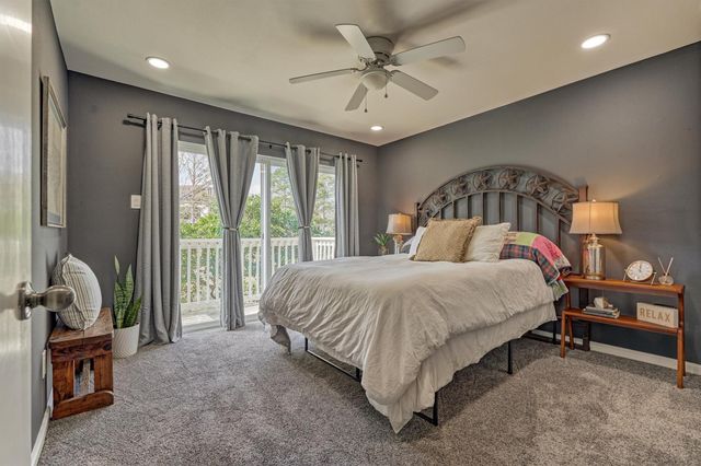 1 April Point Drive S, Montgomery, TX 77356