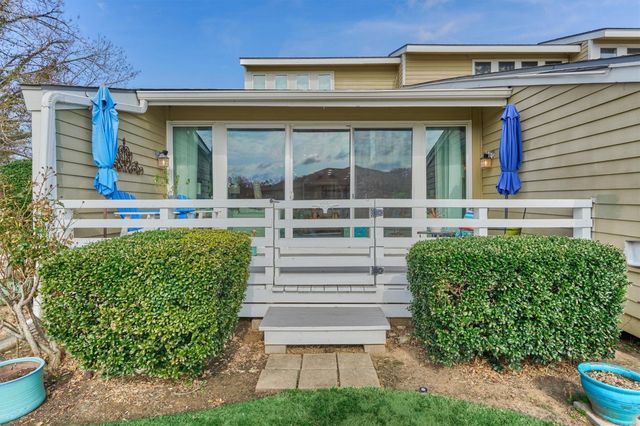 1 April Point Drive S, Montgomery, TX 77356