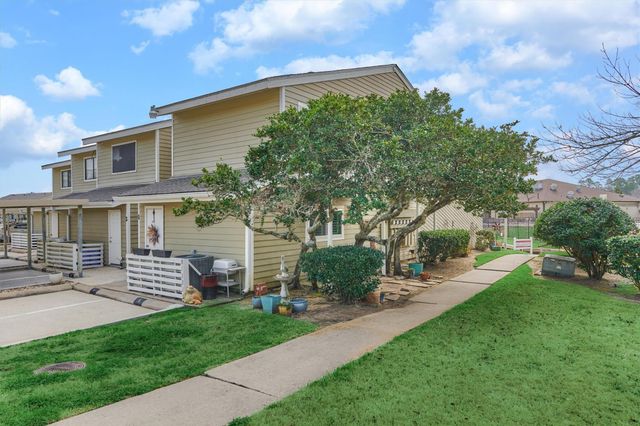 1 April Point Drive S, Montgomery, TX 77356