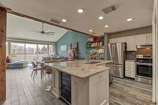 1 April Point Drive S, Montgomery, TX 77356