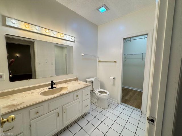 5121 W Wendover Avenue, Jamestown, NC 27282