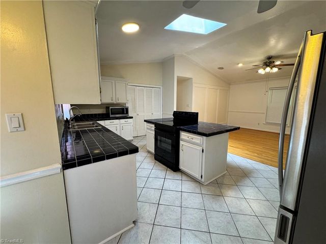 5121 W Wendover Avenue, Jamestown, NC 27282