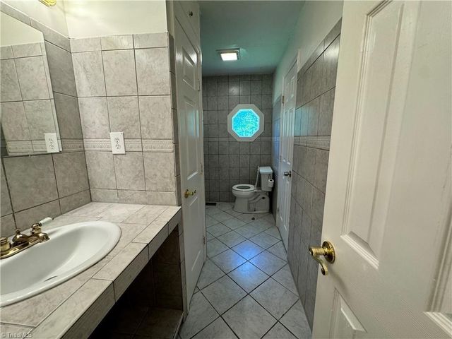 5121 W Wendover Avenue, Jamestown, NC 27282