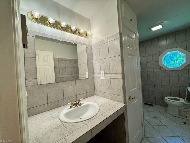 5121 W Wendover Avenue, Jamestown, NC 27282
