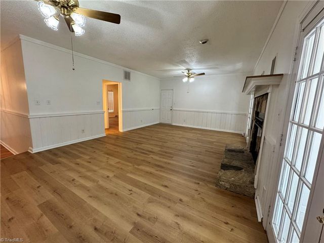 5121 W Wendover Avenue, Jamestown, NC 27282