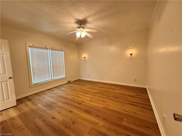 5121 W Wendover Avenue, Jamestown, NC 27282