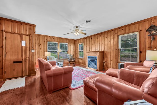 140 E Glenwood Dr, Clarksville, TN 37040
