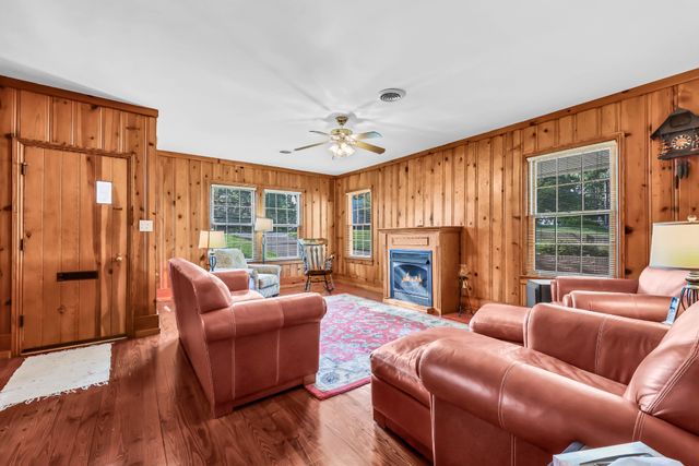 140 E Glenwood Dr, Clarksville, TN 37040