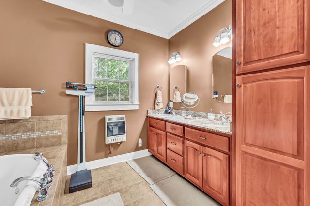 140 E Glenwood Dr, Clarksville, TN 37040