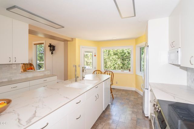 712 Colleen Court, Grants Pass, OR 97527