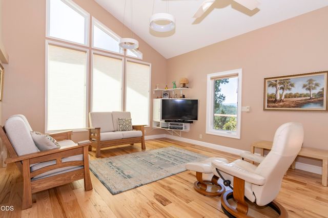 712 Colleen Court, Grants Pass, OR 97527