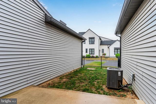 303 ESTATE DR, Mechanicsburg, PA 17055