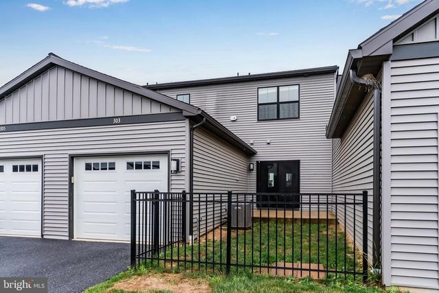 303 ESTATE DR, Mechanicsburg, PA 17055