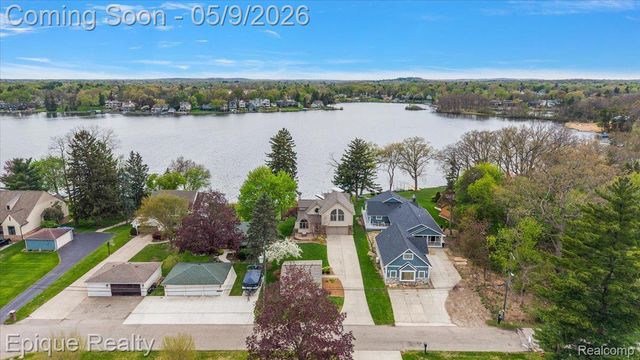 4521 Parnell Drive, Waterford Charter Township, MI 48346
