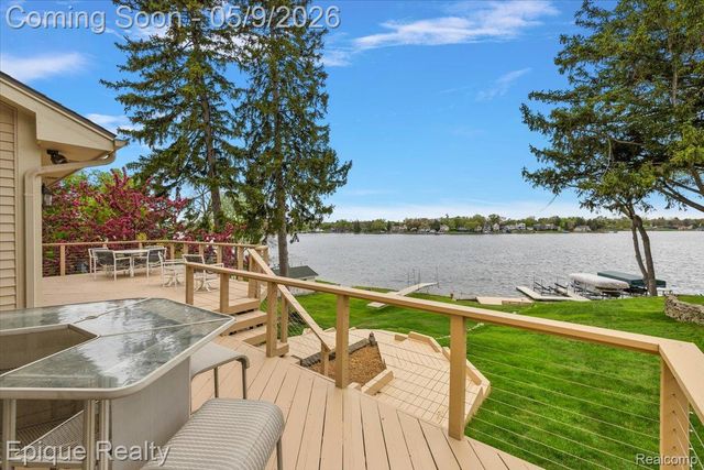 4521 Parnell Drive, Waterford Charter Township, MI 48346
