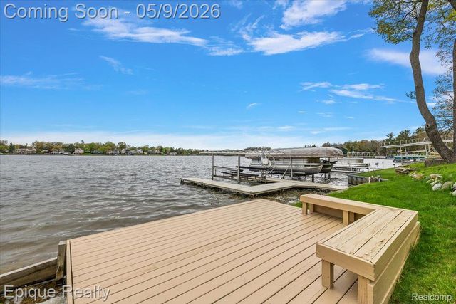 4521 Parnell Drive, Waterford Charter Township, MI 48346
