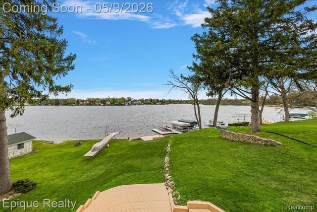 4521 Parnell Drive, Waterford Charter Township, MI 48346