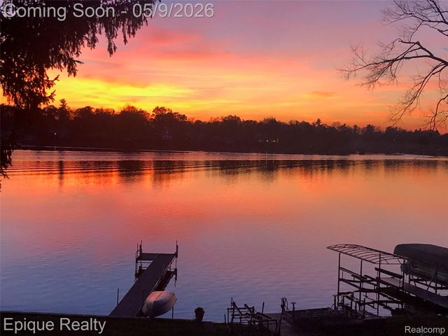 4521 Parnell Drive, Waterford Charter Township, MI 48346