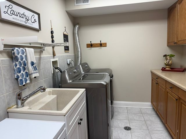 7533 W Carmen Avenue, Harwood Heights, IL 60706