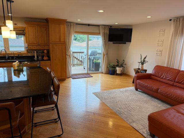 7533 W Carmen Avenue, Harwood Heights, IL 60706