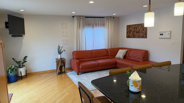 7533 W Carmen Avenue, Harwood Heights, IL 60706