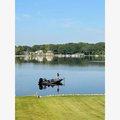 2480 E Lakeshore Drive, Crown Point, IN 46307