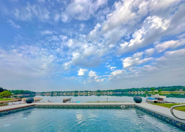 2480 E Lakeshore Drive, Crown Point, IN 46307