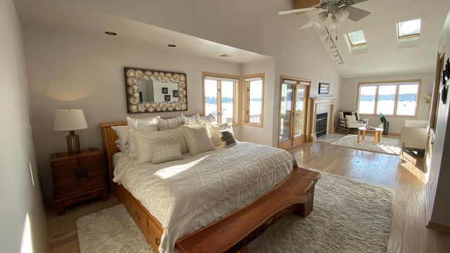 2480 E Lakeshore Drive, Crown Point, IN 46307