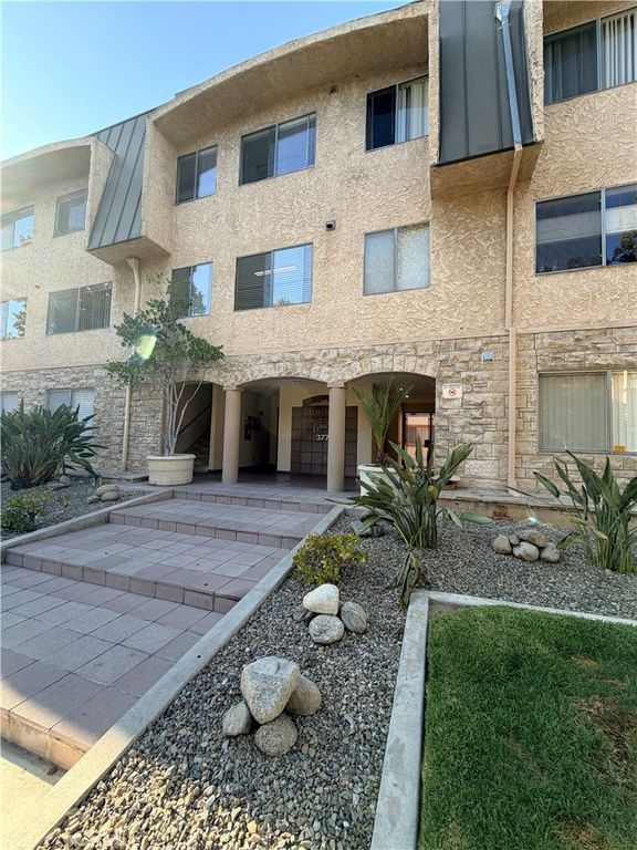 Image 3 of property listing at 377 W California 27, Glendale, CA 91203