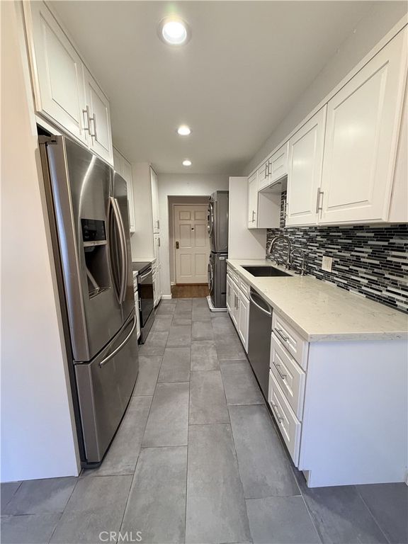 Image 5 of property listing at 377 W California 27, Glendale, CA 91203