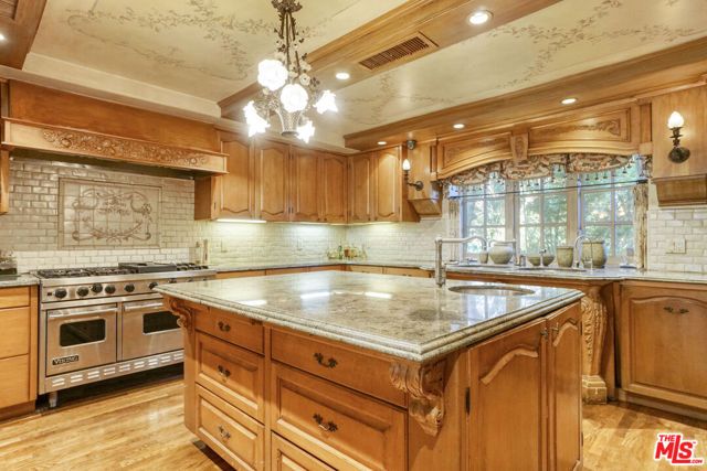 821 N Whittier Drive, Beverly Hills, CA 90210